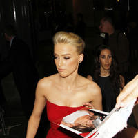 Amber Heard signs autographs for fans at 'The Rum Diary' premiere | Picture 102380